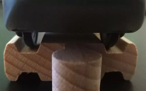 Räder eines Zugs in der Nut, der Zapfen steht im Vordergrund