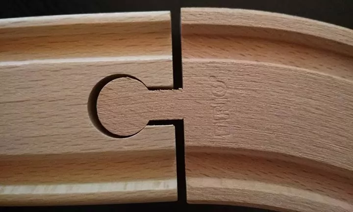 BRIO-Buchse neben einer Eichhorn-Schiene mit eingeprägtem Schriftzug
