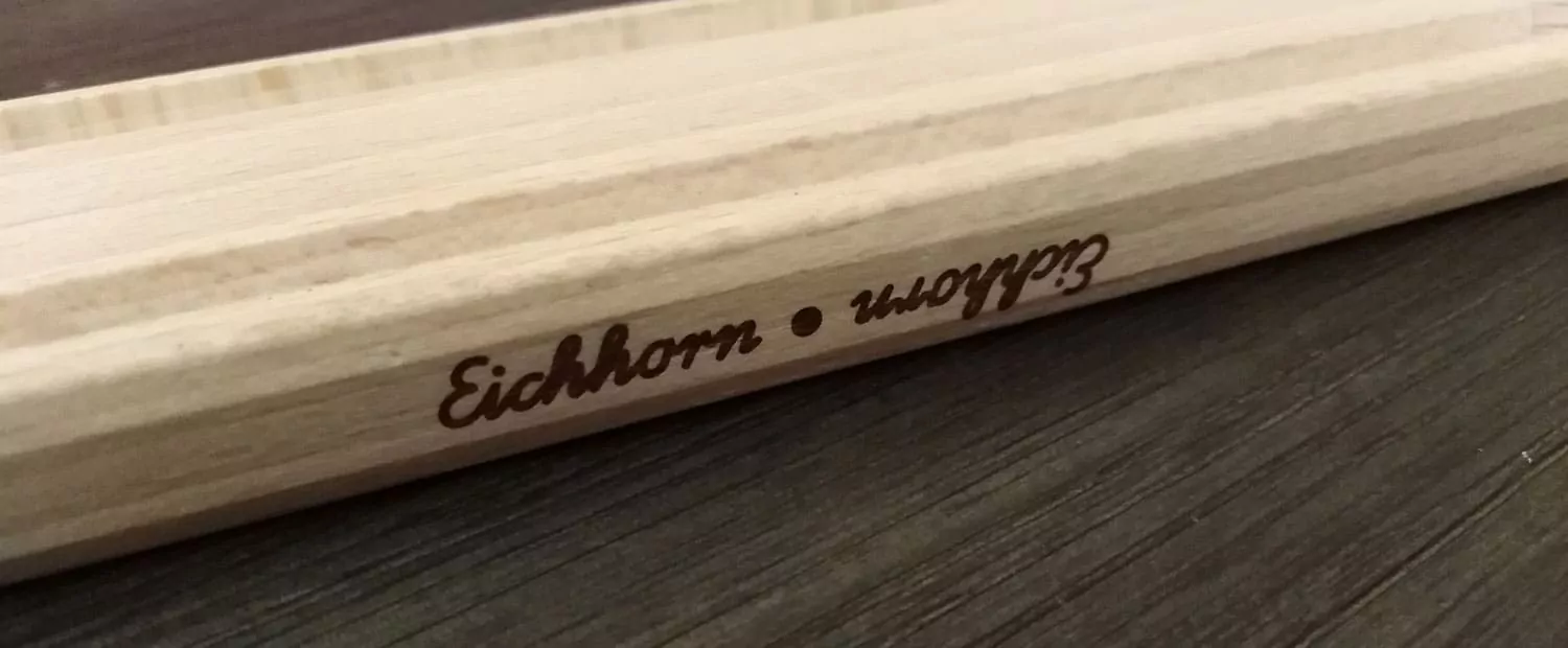 Unterseite einer Eichhorn-Schiene mit eingebranntem Schriftzug